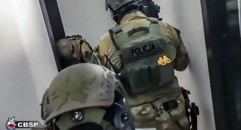 Zdjęcie funkcjonariuszy CBŚP z akcji rozbijania grupy przestępczej zajmującej się przemytem ludzi/ Polska Policja