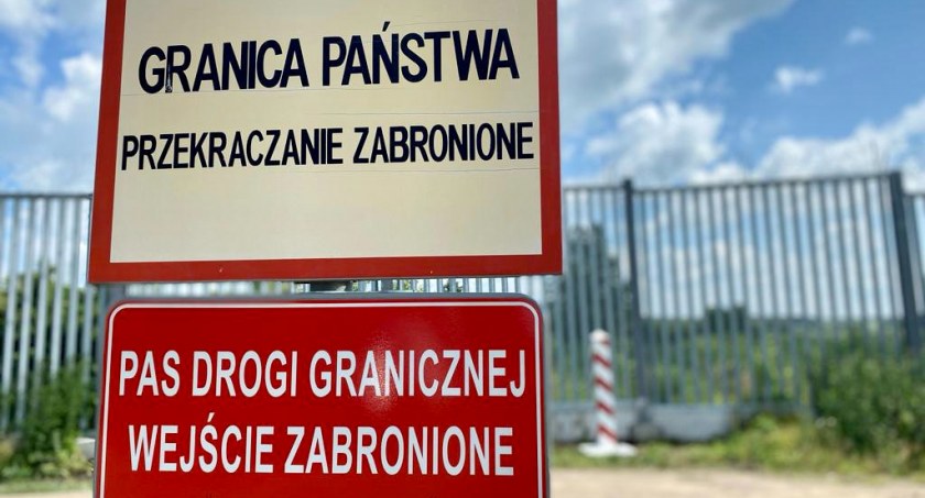 Zdjęcie zapory i znaków na granicy polsko - białoruskiej/ Twitter.com Straż Graniczna