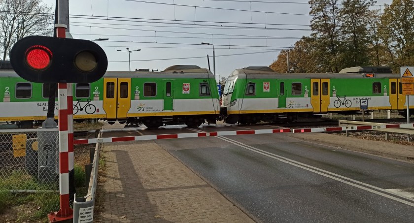 Zdjęcie pociągu na przejeździe kolejowym/ PKP PLK