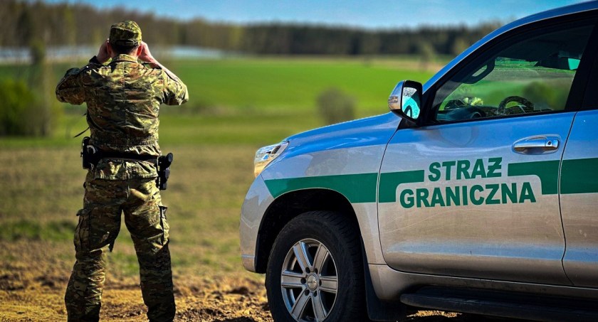 Zdjęcie strażnika granicznego patrolującego obszar przygraniczny/ Twitter.com Straż Graniczna