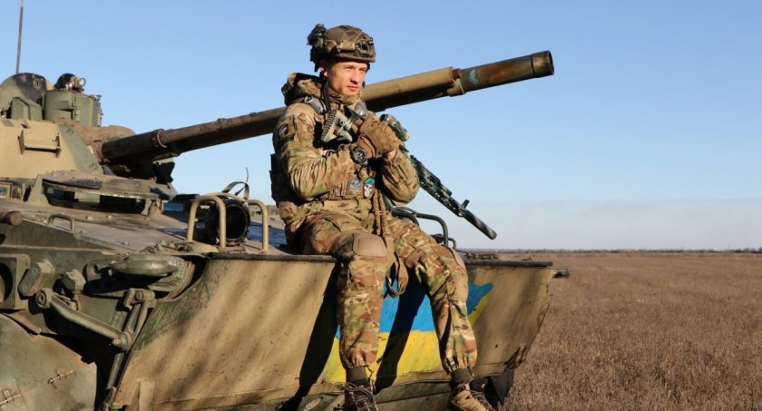 Zdjęcie ukraińskiego żołnierza na czołgu/ Twitter.com ArmyInform