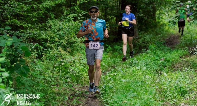 Zdjęcie maratończyków biegnących przez Puszczę Białowieską/ Biegi Kresowe Trail