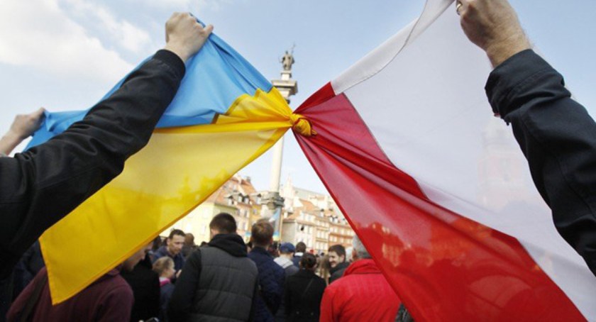 Zdjęcie trzymanych połączonych flag Polski i Ukrainy/ Twitter.com Ukrinform