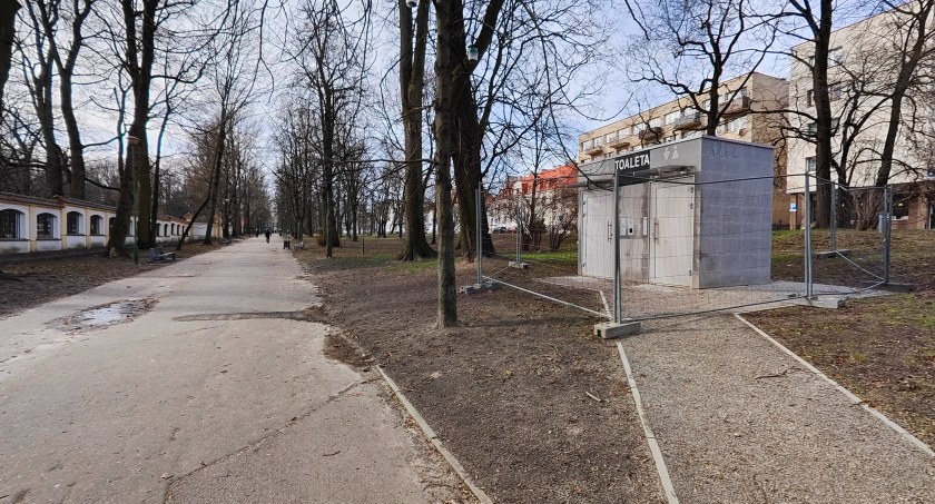 Zdjęcie nieczynnego szaletu publicznego przy pałacowych ogrodach/ DDB