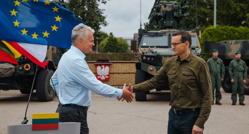 Zdjęcie premiera Mateusza Morawieckiego i prezydenta Litwy na Przesmyku Suwalskim/ premier.gov.pl