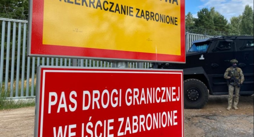 Zdjęcie strażnika granicznego przy samochodzie/ Twitter.com Straż Graniczna