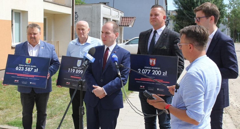 Zdjęcie Adama Andruszkiewicza i samorządowców z powiatu monieckiego/ Ministerstwo Cyfryzacji