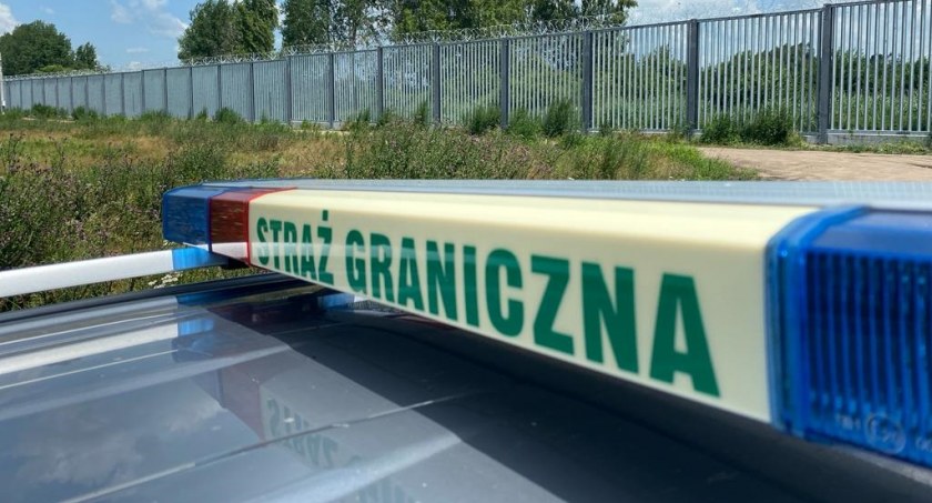 Zdjęcie pojazdu Straży Granicznej pod zaporą oddzielającą od Białorusi/ SG