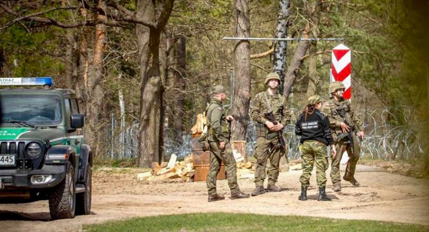Zdjęcie służb polskich na granicy polsko - białoruskiej/ Twitter.com Straż Graniczna