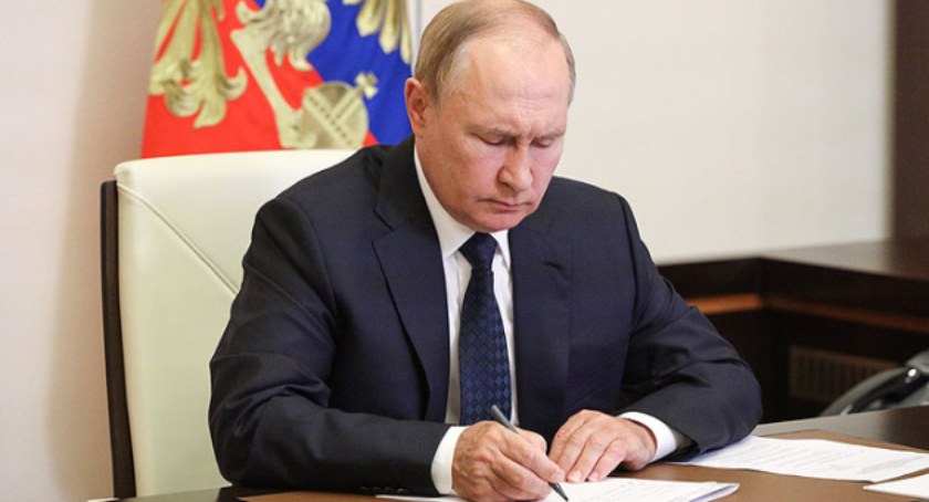 Zdjęcie Władimira Putina podpisującego dokument/ Twitter.com Ukrinform