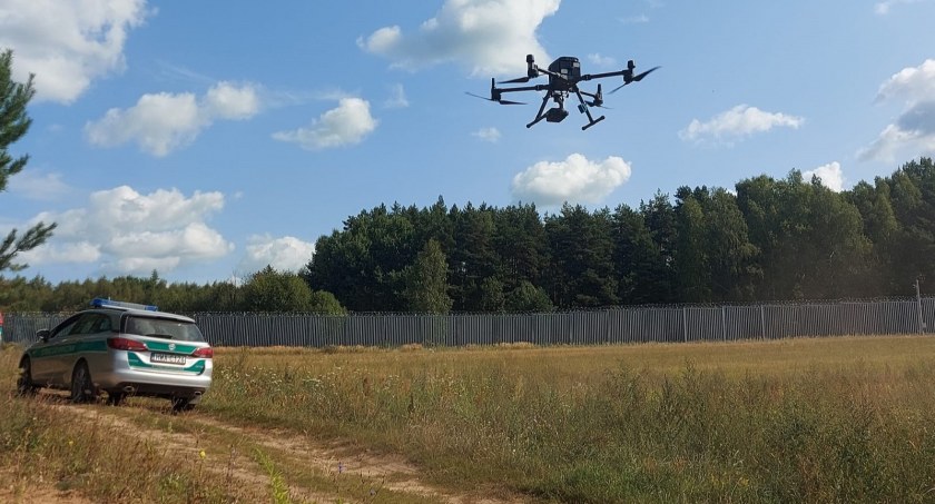 Patrol straży granicznej i monitorujący obszar dron / Foto: SG