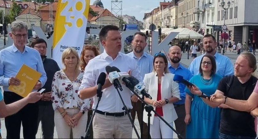 Zdjęcie Szymona Hołowni i kandydatów do Sejmu Trzeciej Drogi/ Polska 2050