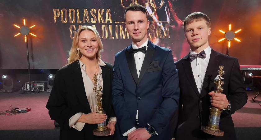Podlaska Gala Olimpijska. Na zdjęciu od lewej: Natalia Maliszewska (II miejsce w kategorii Najlepszego Sportowca 2022 roku), Karol Jakubowski (autor książki 