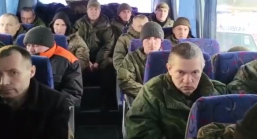 Zdjęcie rosyjskich jeńców w autobusie/ Twitter.com Ukrinform