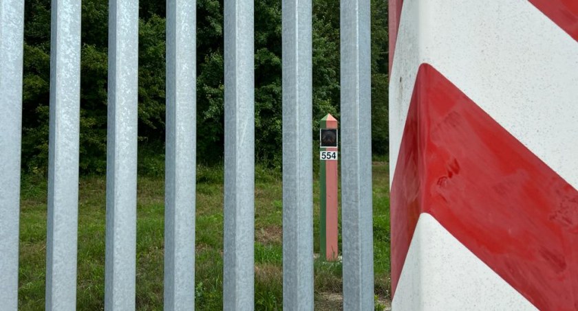 Zdjęcie słupków granicznych i zapory na granicy polsko - białoruskiej/ Straż Graniczna