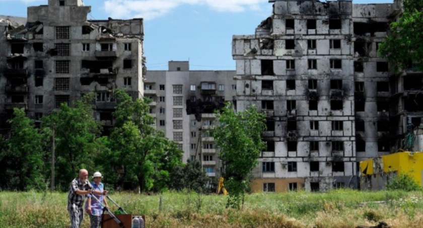 Zdjęcie spacerujących ludzi w zniszczonym Mariupolu/ Twitter.com Ukrinform