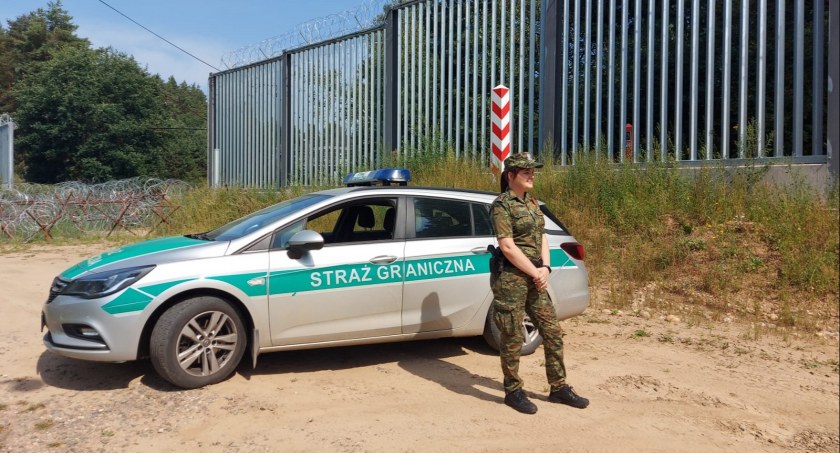 Zdjęcie strażniczki granicznej przy pojeździe służbowym/ Twitter.com Straż Graniczna