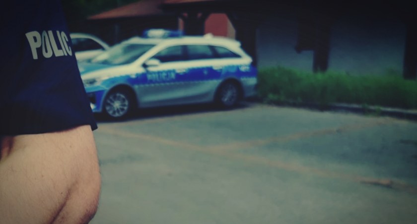 Zdjęcie policyjnego radiowozu przed motelem w Piątnicy/ podlaska.policja.gov.pl