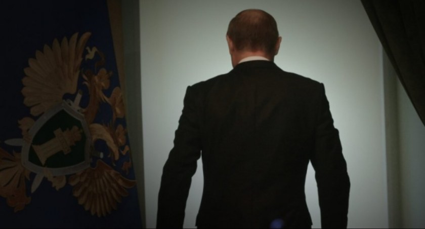 Zdjęcie Władimira Putina stojącego tyłem/ Twitter.com Ukrinform