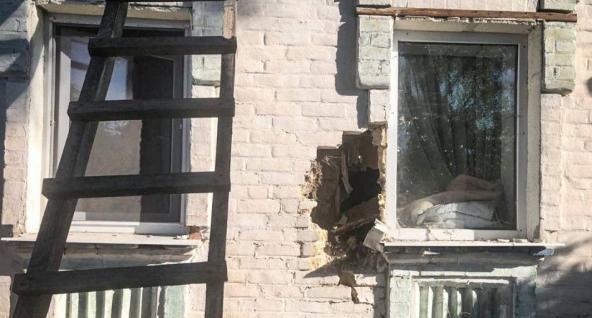 Zdjęcie ostrzelanego budynku mieszkalnego na Ukrainie/ Twitter.com Defense of Ukraine