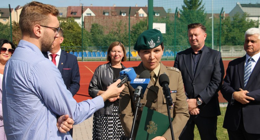Zdjęcie z konferencji prasowej poświęconej utworzeniu klasy wojskowej w łapskim mechaniaku/ powiatbialostocki.pl