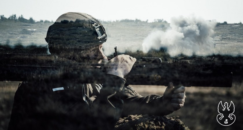 Zdjęcie żołnierza strzelającego z granatnika M72/ 1PBOT