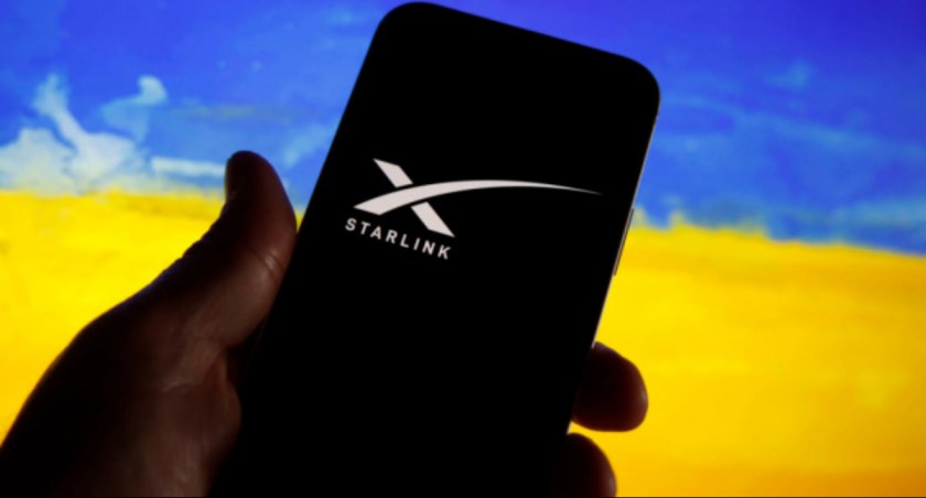 Zdjęcie telefonu trzymanego w ręce z logo Starlink/ Twitter.com Ukrinform