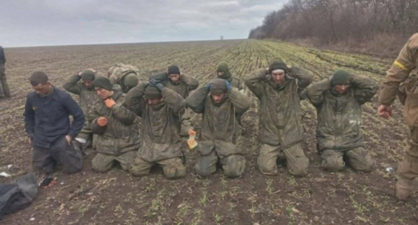 Zdjęcie poddających się żołnierzy rosyjskich na Ukrainie/ Twitter.com Ukrinform