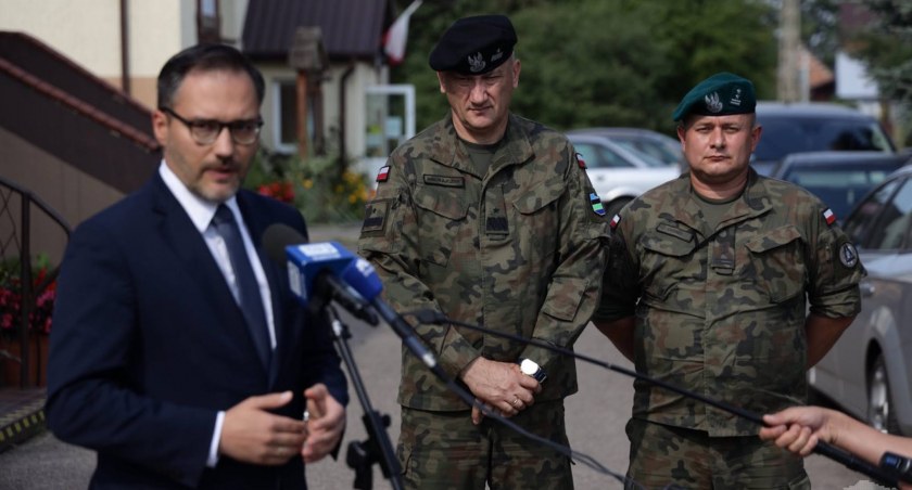 Zdjęcie wiceministra Michała wiśniewskiego z żołnierzami w Dubiczach Cerkiewnych/ podlaskie.eu
