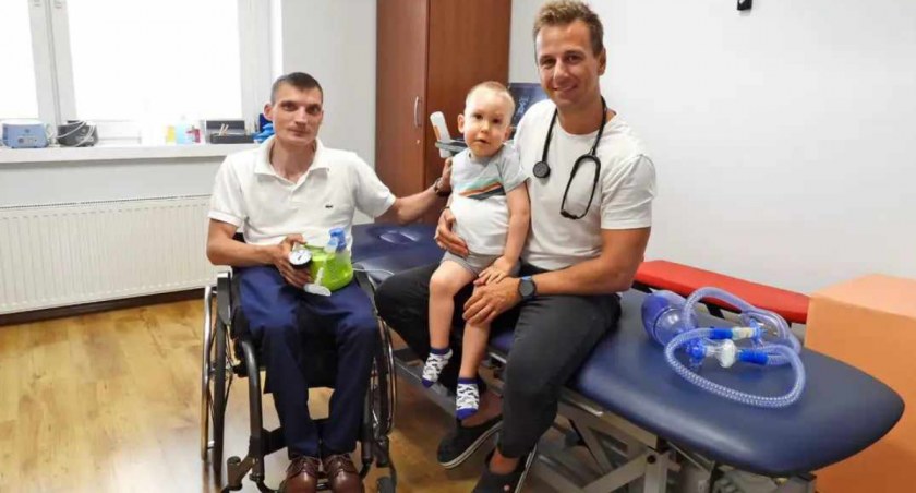 Tomasz Piesiecki, organizator kursu, na zdjęciu z lewej