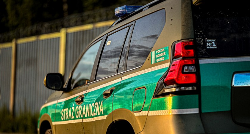 Zdjęcie pojazdu Straży Granicznej pod zaporą oddzielającą od Białorusi/ SG