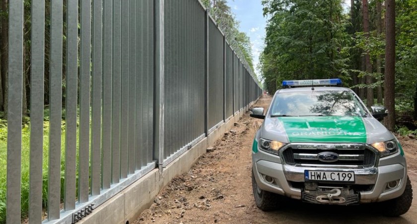 Zdjęcie pojazdu Straży Granicznej pod zaporą oddzielającą od Białorusi/ SG