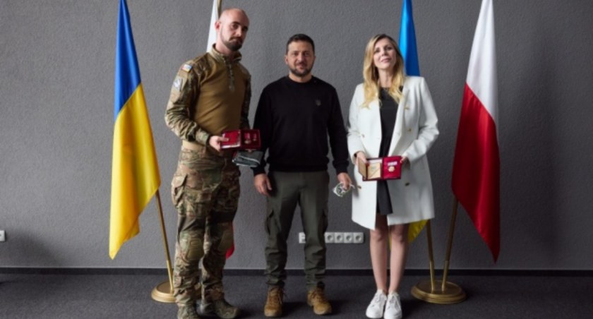 Zdjęcie Wołodymyra Zełenskiego z polskim wolontariuszem i dziennikarką/ Twitter.com/ Ukrinform