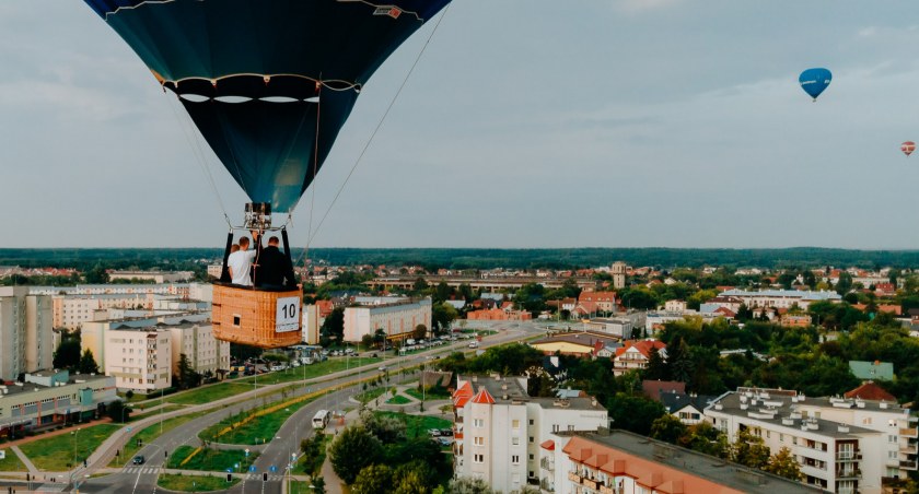 Zdjęcie balonu lecącego nad Białymstokiem/ wrotapodlasia.pl