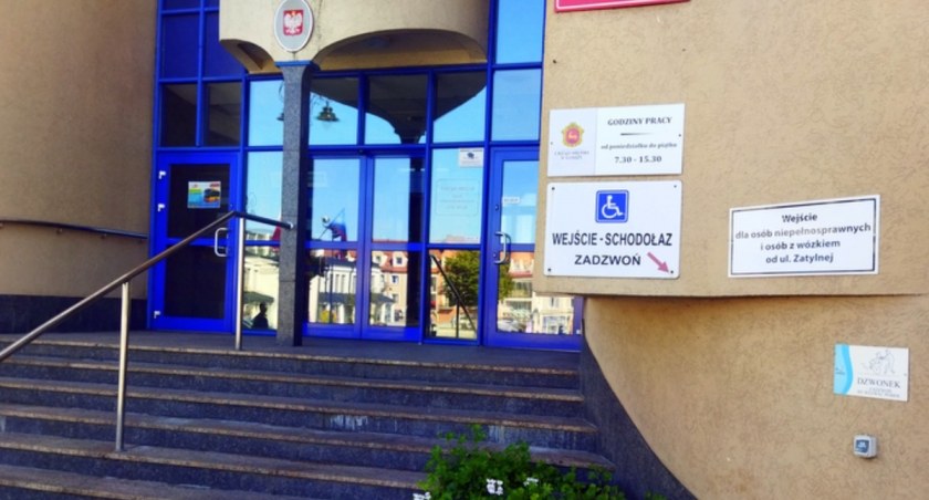Zdjęcie wejścia do budynku urzędu miejskiego w Łomży/ UM w Łomży