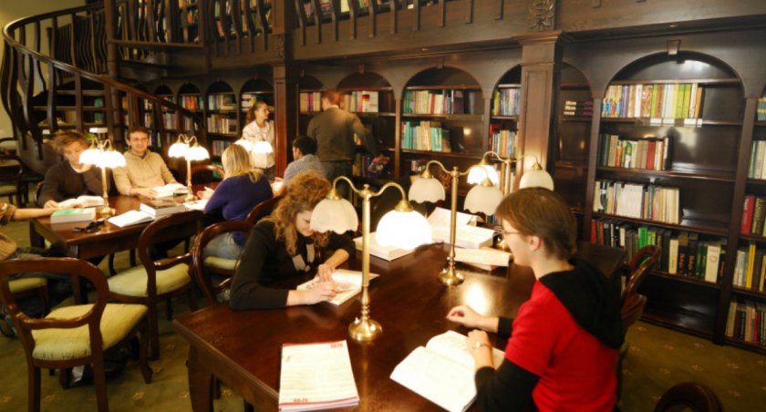 Studenci w bibliotece UMB / Foto: UMB