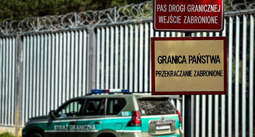 Zdjęcie pojazdu Straży Granicznej pod zaporą oddzielającą od Białorusi/ SG