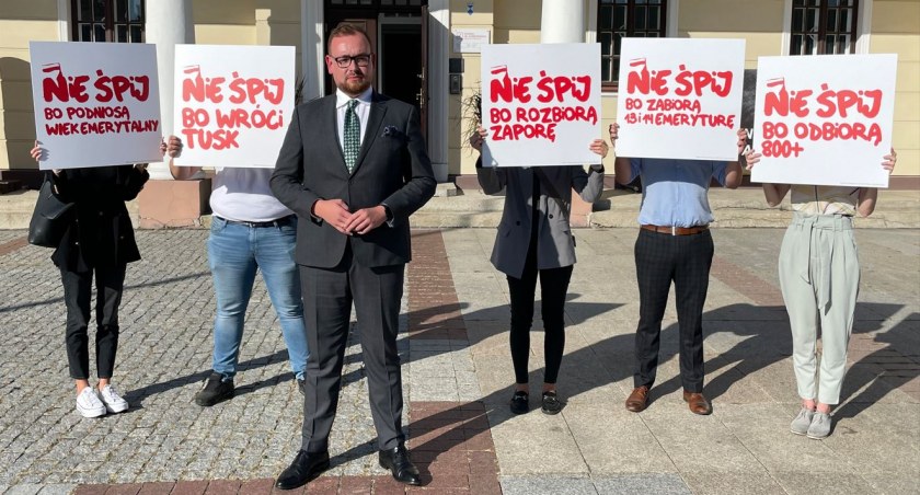 Zdęcie wicemarszałka Sebastiana Łukaszewicza pod budynkiem na Rynku Kościuszki/ mat. pras,