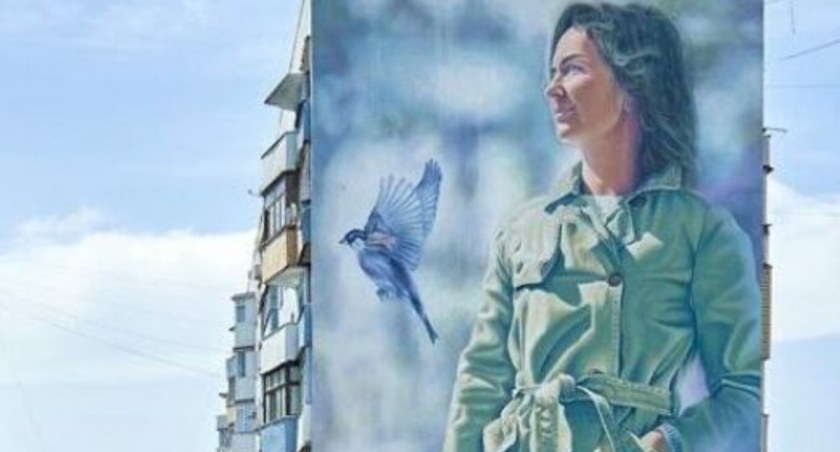 Zdjęcie muralu na Ukrainie zniszczonego przez Rosjan/ Twitter.com Ukrinform