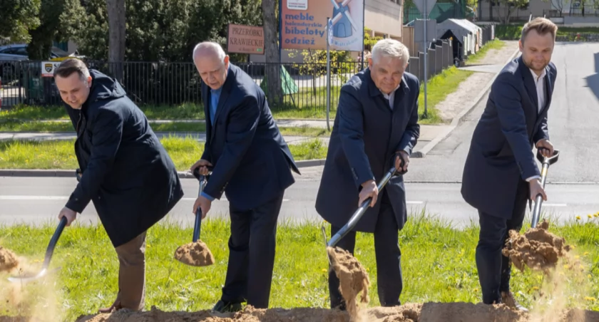 Zdjęcie polityków Koalicji Obywatelskiej wbijających łopaty pod budowę drogi/ podlaskie.eu