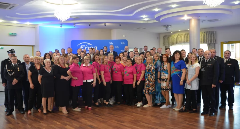 Zdjęcie beneficjentów z przedstawicielami Enei / Foto: mat. pras.