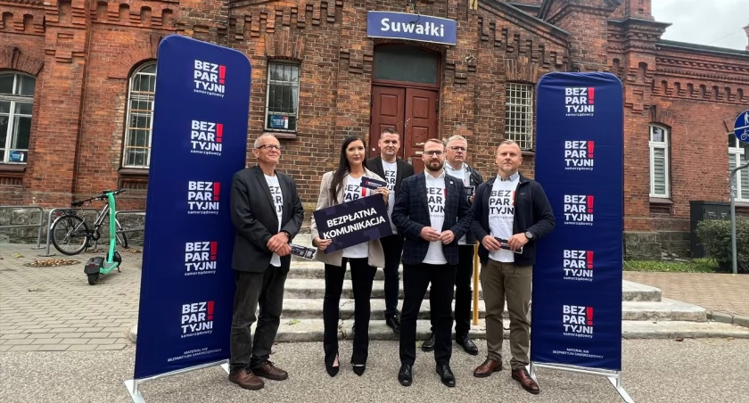 Zdjęcie przedstawicieli Bezpartyjnych Samorządowców na dworcu w Suwałkach/ mat. pras.