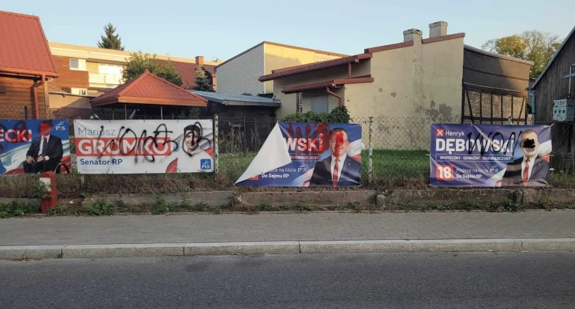 Zdjęcie zniszczonych banerów wyborczych