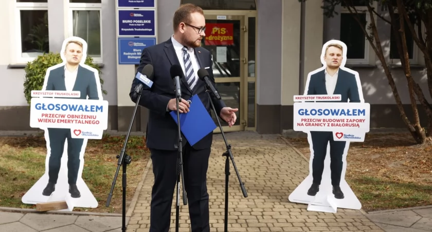 Sebastian Łukaszewicz przed siedzibą Platformy Obywatelskiej w Białymstoku / Foto: mat. pras.