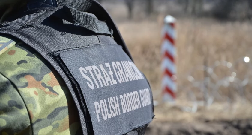Zdjęcie strażnika granicznego pod granicą polsko - białoruską/ SG