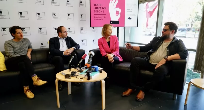 Zdjęcie z konferencji prasowej poświęconej projektowi „Teatr – Lubię to!”