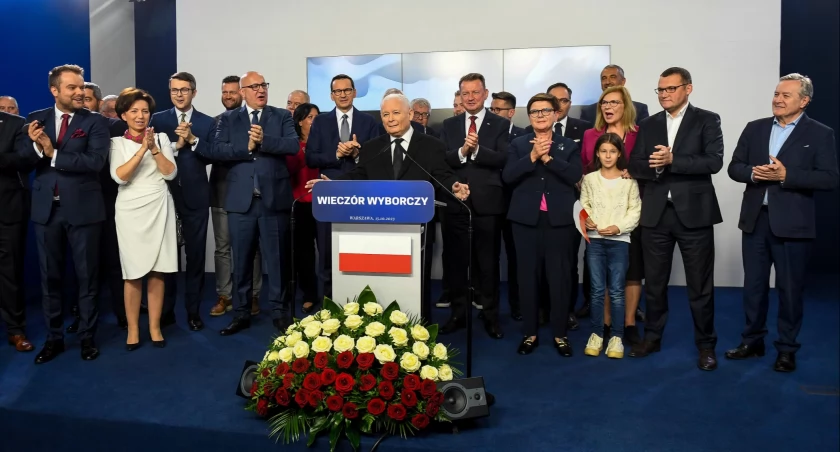 Zdjęcie polityków Prawa i Sprawiedliwości po ogłoszeniu wyników exit poll w wyborach parlamentarnych 2023/ Twitter.com Prawo i Sprawiedliwość