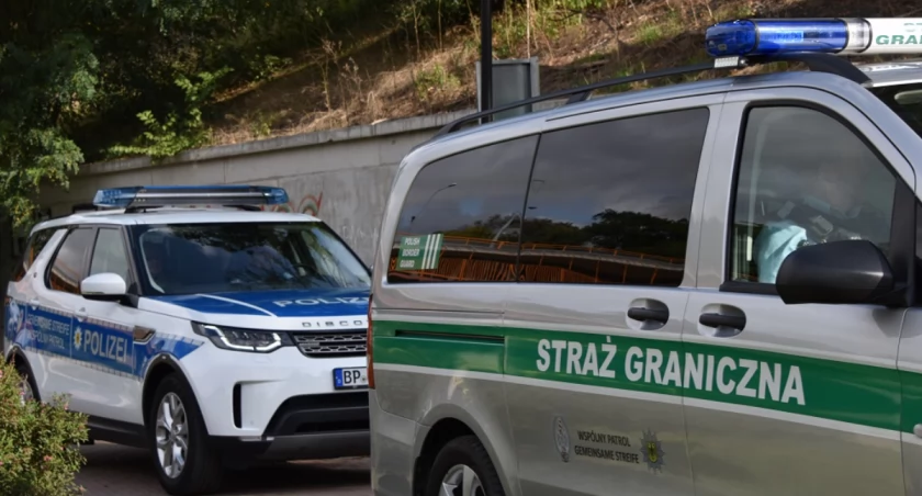 Zdjęcie pojazdów służbowych Polski i Niemiec/ Twitter.com Straż Graniczna