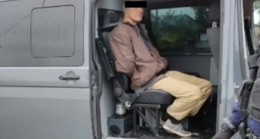 Zdjęcie zatrzymanego mężczyzny w radiowozie/ podlaska.policja.gov.pl