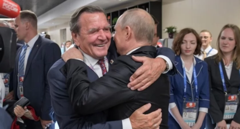 Zdjęcie ściskających się Gerharda Schrödera i Władimira Putina/ Twitter.com Ukrinform